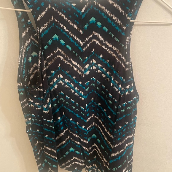 Tank top size medium crop top - Picture 2 of 3